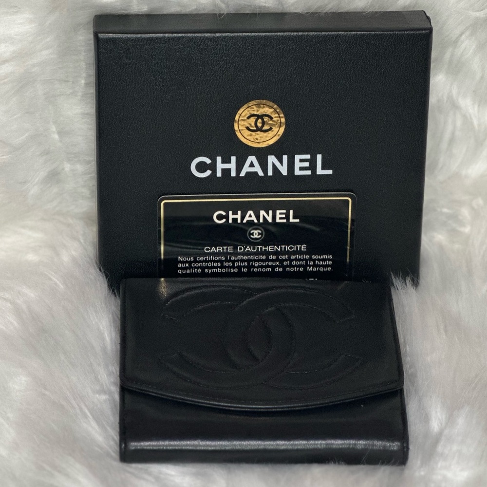 💯 Authentic CHANEL Lambskin compact wallet